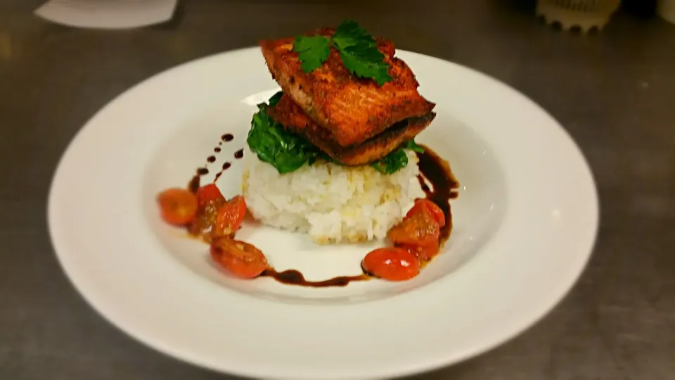 Crispy Togarashi Salmon with Jasmine rice, Braised spinach, Sautéed tomatoes and Balsamic reduction|Chef Jerichoさん