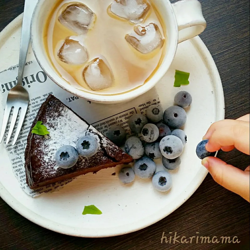 豆腐チョコケーキとブルーベリー♡|ひかりママさん