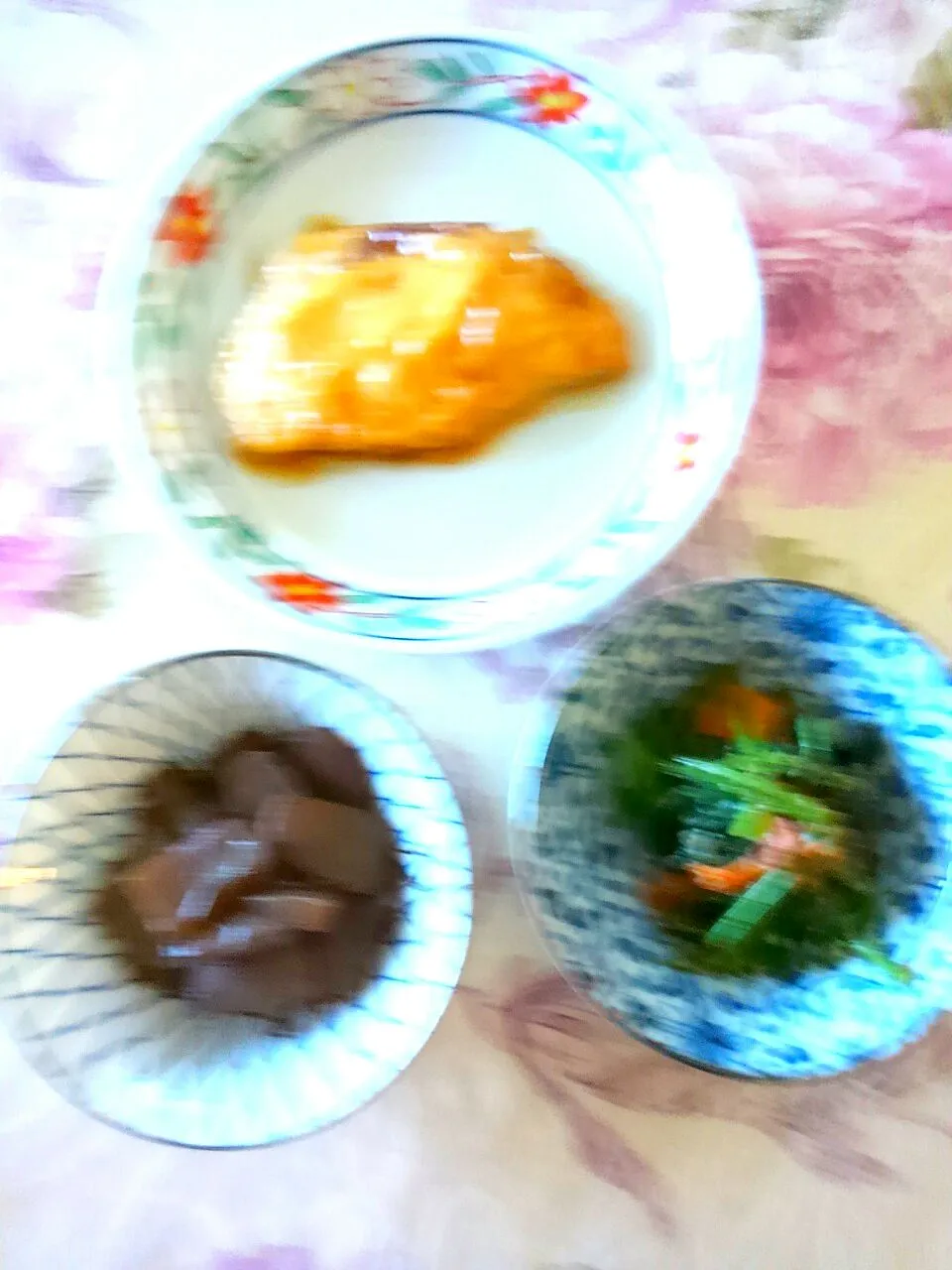 Snapdishの料理写真:かじきの照り焼き、ほうれん草のゴマ和え、こんにゃくと切り昆布の炒め|たえさん