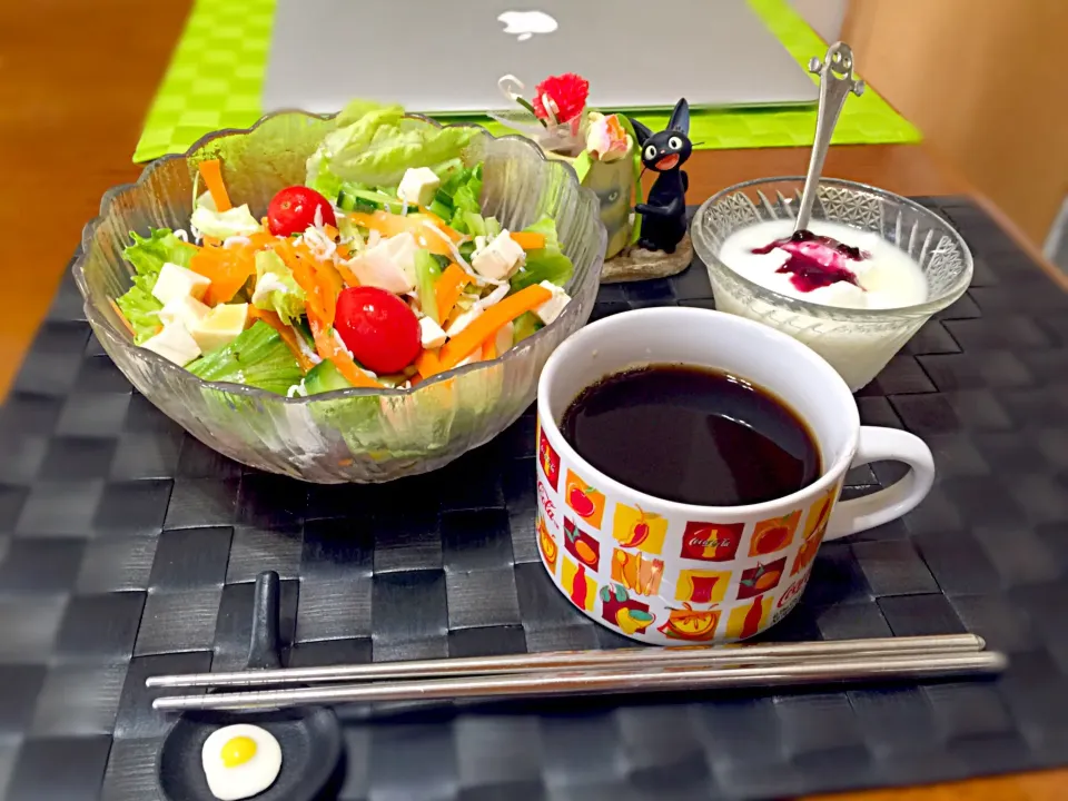 お豆腐とシラスのサラダ&🍇ヨーグルト☕️|マニラ男さん