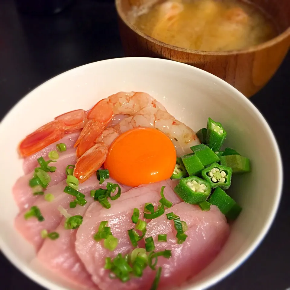 ビンチョウマグロ丼と海老のお味噌汁☻|Riepyonさん