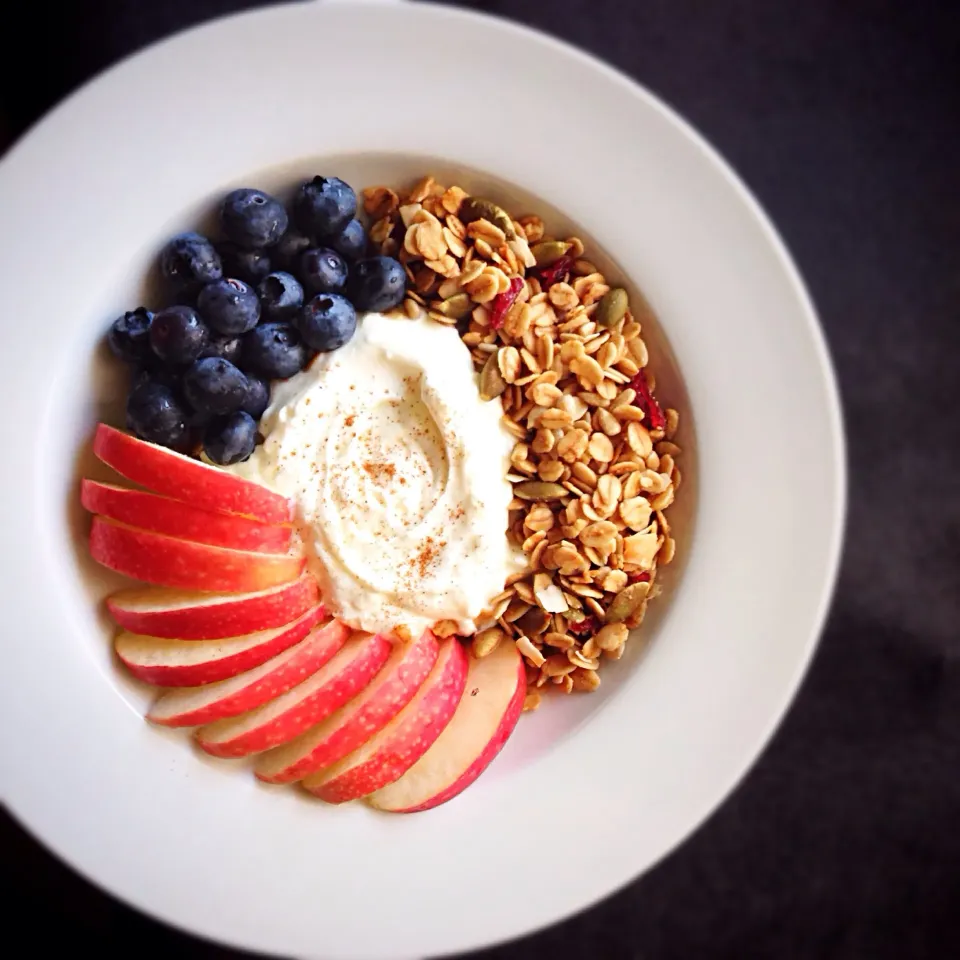 Snapdishの料理写真:Breakfast of Greek yogurt, granola, apple and blueberries|coxiella24さん