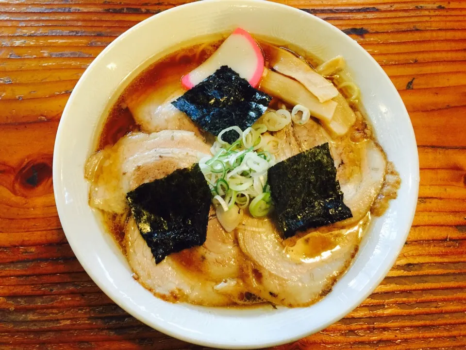 Snapdishの料理写真:お初です。醤油ラーメン大盛り&チャーシュー(薄) @埼玉|THE SUNSEAさん