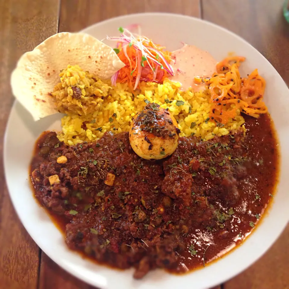 チキンココナッツカレー&粗挽きポークとチーズとえんどう豆のキーママタールの相い掛け。カチェンバル、スパイス卵、パパド、アチャール、ライタ乗ってます。|kctreeさん