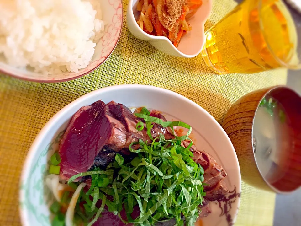 Snapdishの料理写真:カツオのたたき、ニンジンとレンコンのキンピラ、シジミのお味噌汁|Akiko Furukawaさん