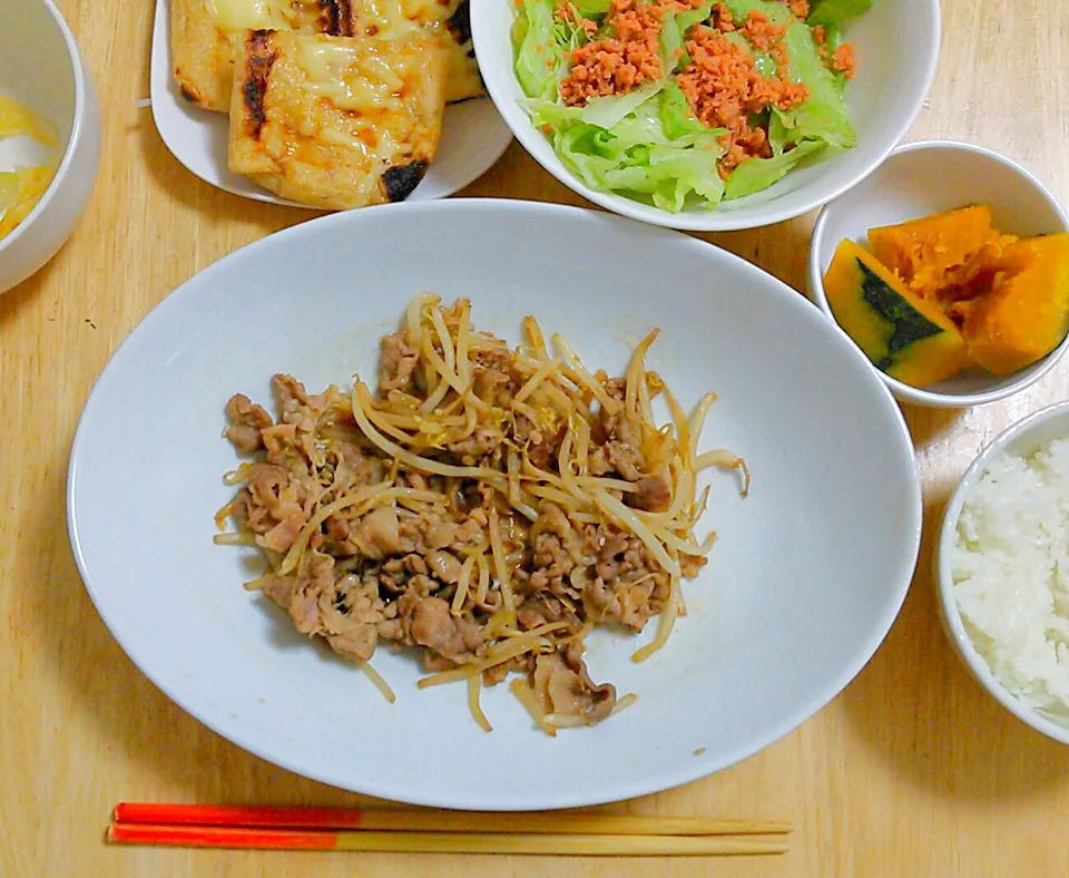 (*´ω｀*) 晩ご飯 肉もやし炒め、かぼちゃの煮物、油揚げのチーズ焼き、サラダ ♪|Gigi Cafeさん