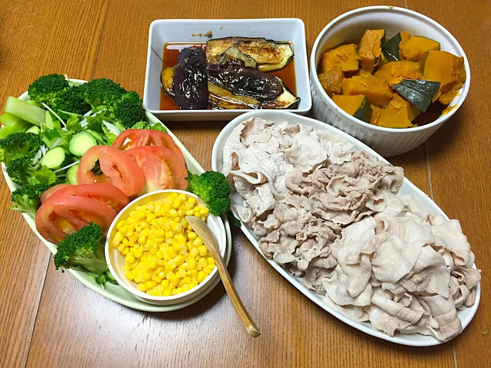 豚肉冷しゃぶ～なすび連日やめれませーん😁豚肉は、ロース、肩ロース、バラの三種盛り😆|にゃーあさん