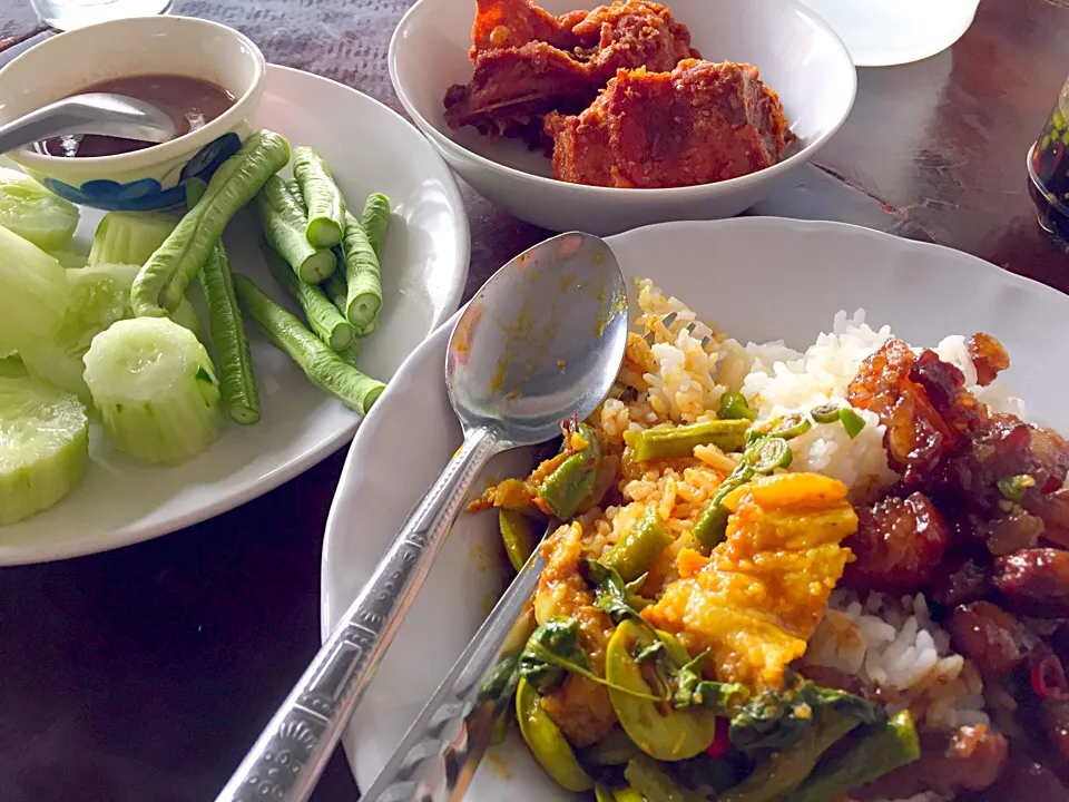 Snapdishの料理写真:Thai southern style food|Watcharachai Changsomさん