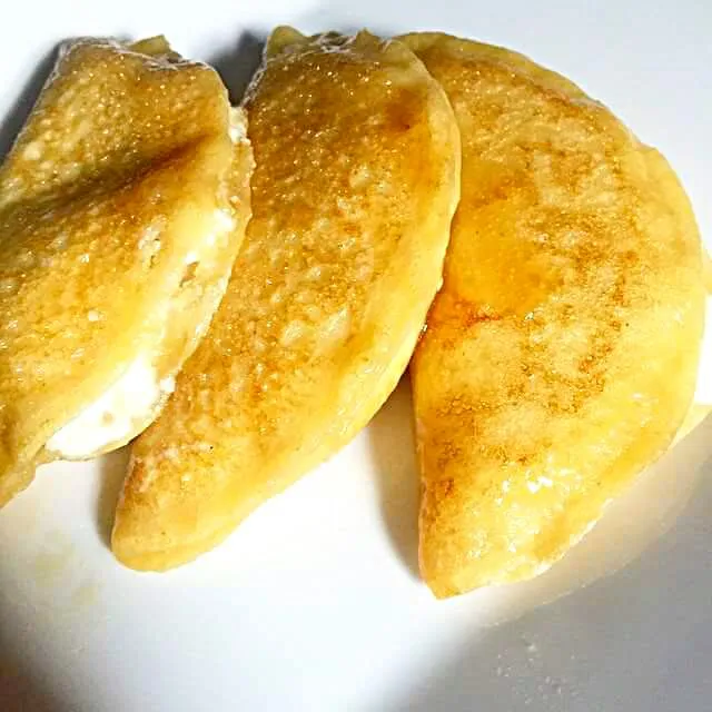 made a little moroccan breakfast favorite. This is a moroccan pancake called 'Beghrir'. This ls stuffed with ricotta and raisins than drizzled with warm honey b|CHUENCHAIさん