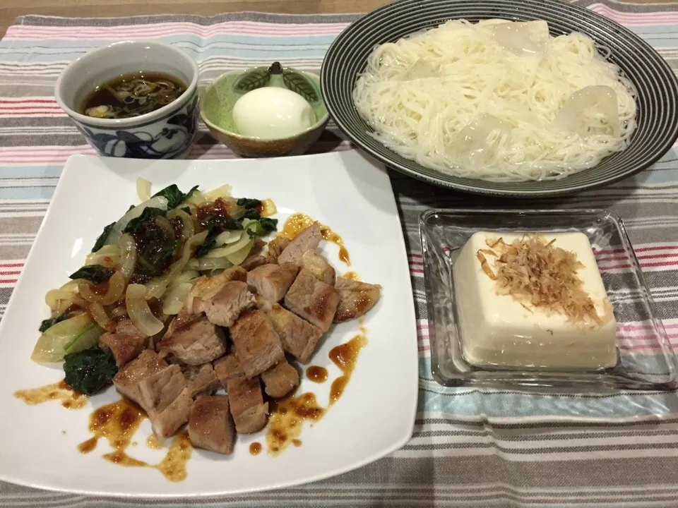 トンテキ玉ねぎほうれん草炒め・冷奴・そうめん・半熟卵|まーままさん