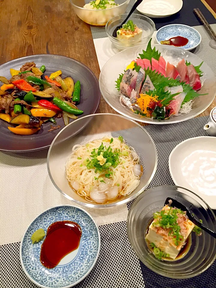 Snapdishの料理写真:今日はスタミナメニュー😍❤️💚夏野菜と牛肉の焼肉のタレ炒め、お刺身盛り合わせ、冷奴、お素麺🍃|まみりんごさん