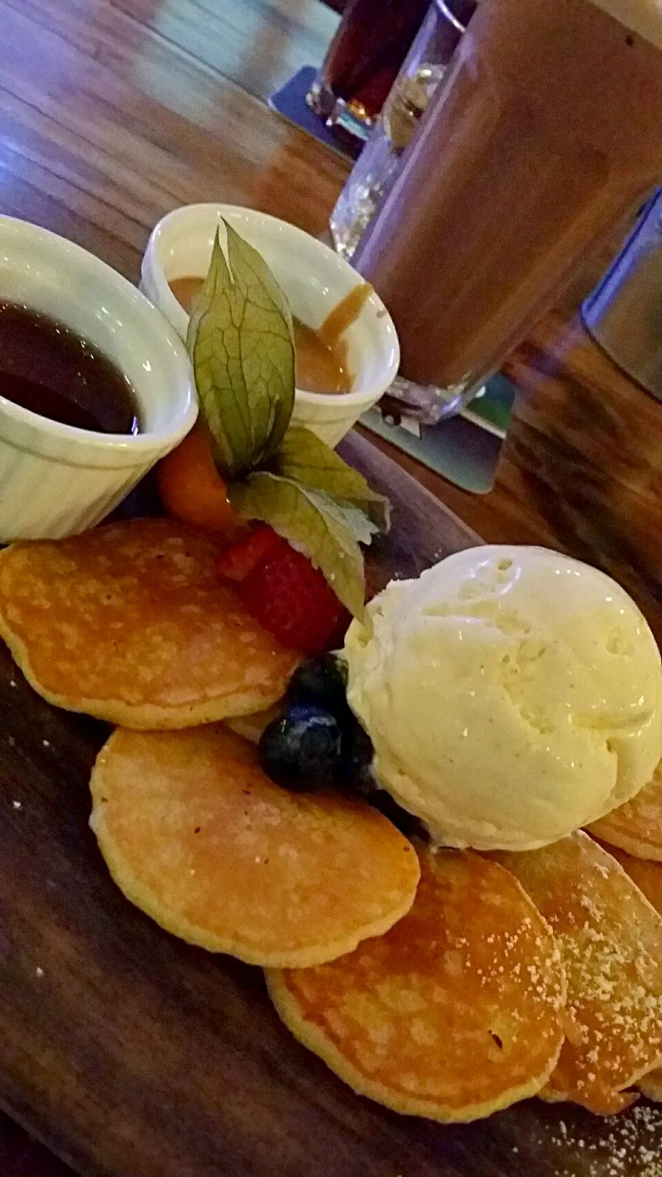 Mini pancakes, mixed berries, vanilla ice cream with miso-caramel and dark chocolate dips|jorccyさん