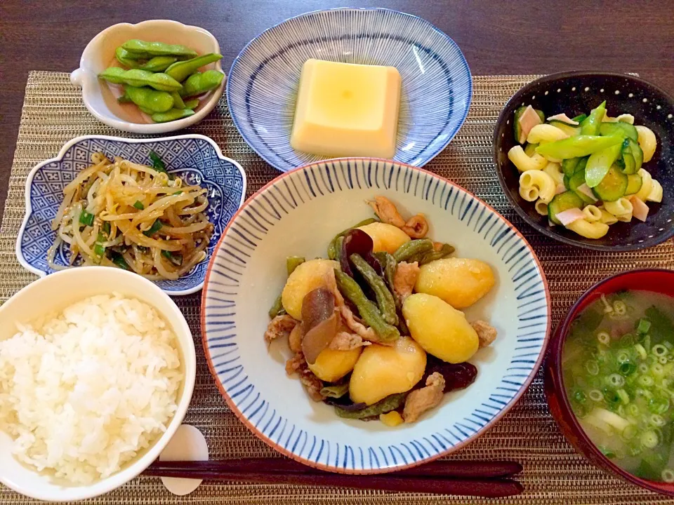 肉じゃが   もやしとニラのナムル   枝豆   卵豆腐   マカロニサラダ   味噌汁|NAKATAさん