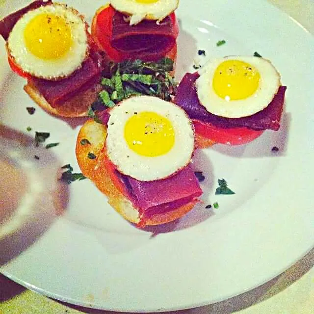 Quail eggs, cured beef, tomato and lemon/garlic toast.|CHUENCHAIさん