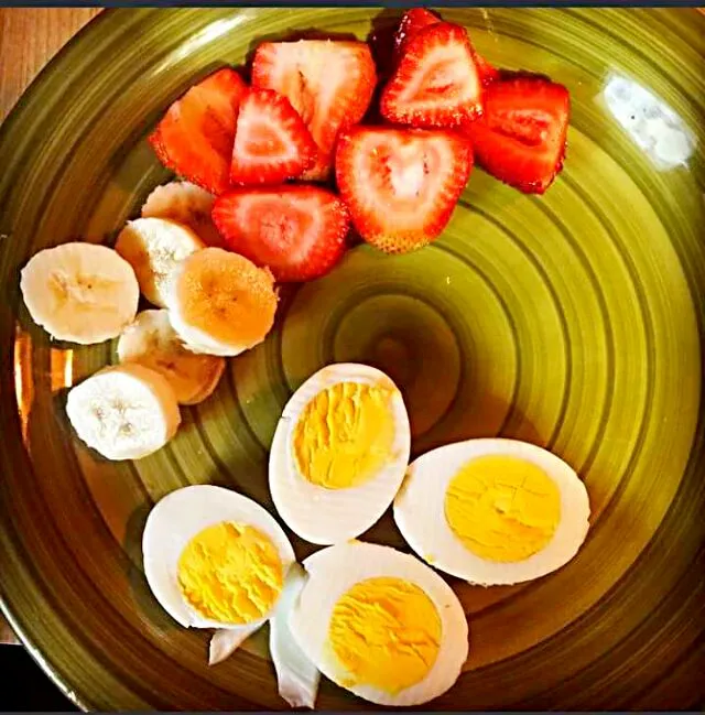 eggs bananas strawberries|CHUENCHAIさん