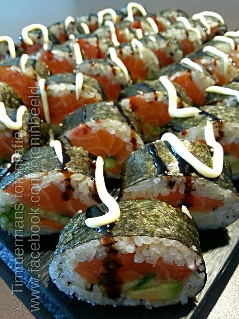 Homemade salmon sushi with kewpie mayo and unagi kabayaki sauce|Frank&Jolanda - Eteninbeeldさん