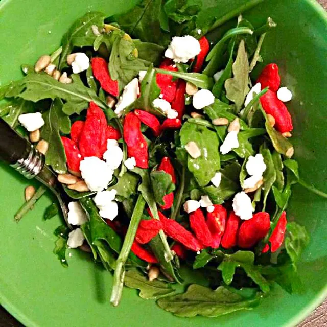 goji berries arugula spinach feta  sunflower seeds|CHUENCHAIさん