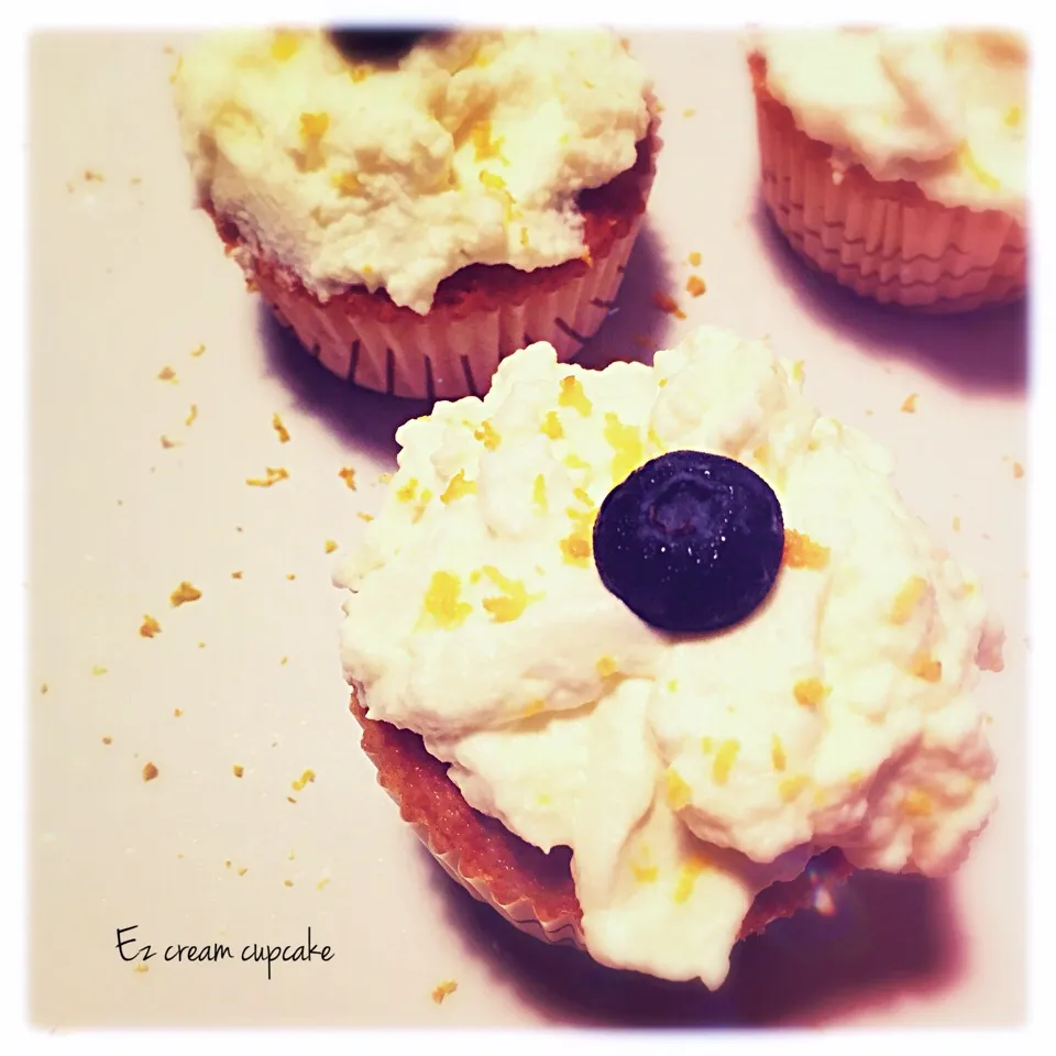 Snapdishの料理写真:Ez cream cupcake|shenglanさん