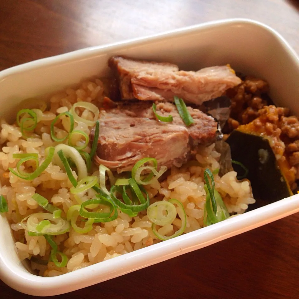 煮汁で炊き込みご飯、焼豚、煮物 弁当|Maho Takamiさん