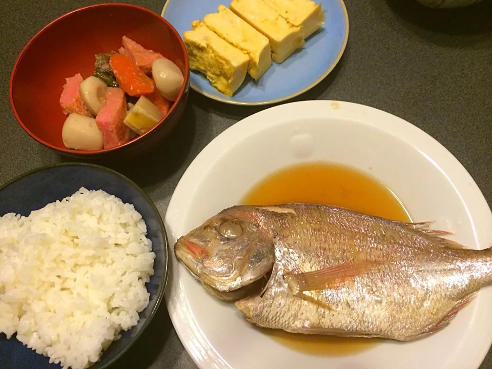 何のお祝いでもないが😅1匹108円😳とは思えないご立派な鯛🐡❤︎を煮付けに♩今日は正月か！？ww晩御飯|meyou..さん