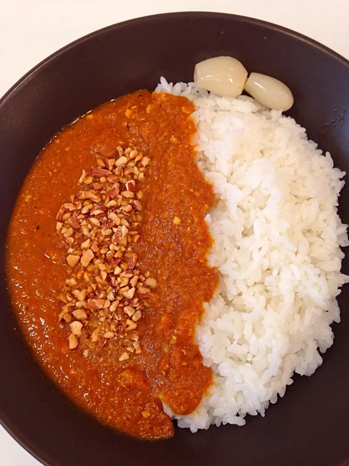 Snapdishの料理写真:チキンとローストアーモンドのヨーグルトカレー@KOSUGI CURRY|カリー仙人さん