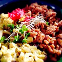 Snapdishの料理写真:しめじ入り豚と卵のそぼろ丼^ ^|きょこさん