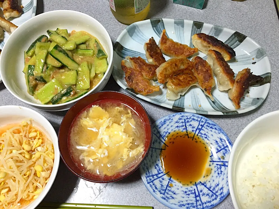 Snapdishの料理写真:玉子玉ねぎ味噌汁、焼餃子、白米、もやしの漬けたやつ、梅キュウリ|ms903さん