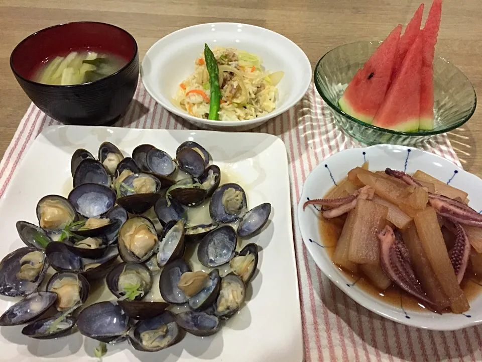 網走藻琴産しじみ酒蒸し・イカと大根煮物・そうめんチャンプルー・白菜とワカメの味噌汁・スイカ|まーままさん