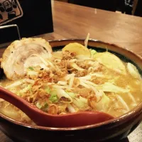 Snapdishの料理写真:北海道味噌 野菜カレーらーめん (炙りチャーシュー一枚トッピング)