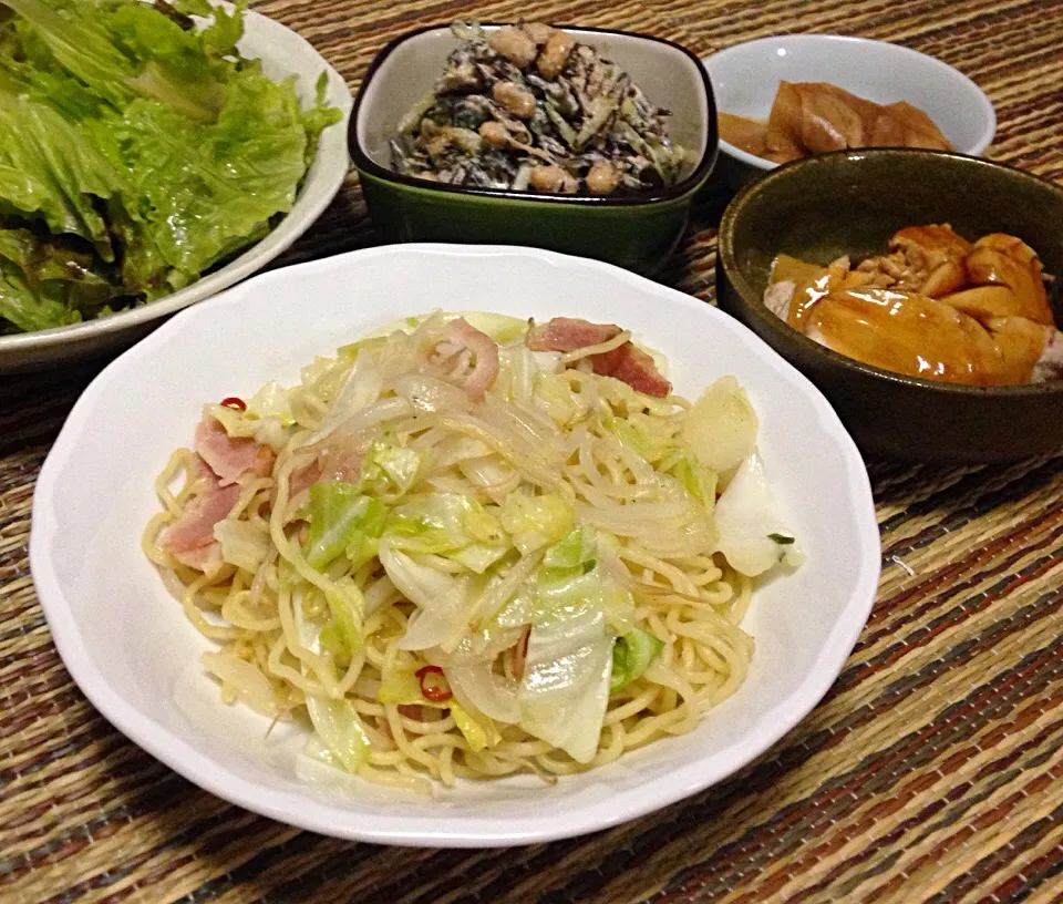 晩ごはん 塩焼きそば 鶏ロース煮 ひじきのサラダ サニーレタス 生姜甘酢漬け|ぽんたさん