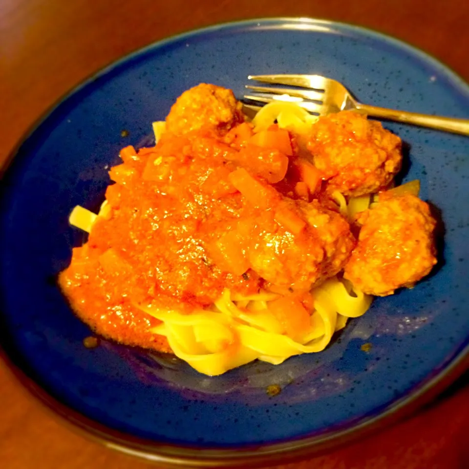 トマトソースのタリアテッレ ミートボールのせ！Meatballs tomato sauce tagliatelle|homihoさん