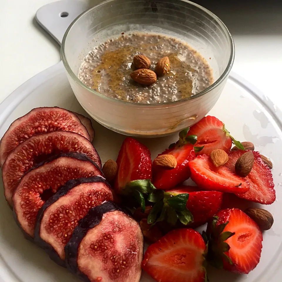 Vegan Chia seed pudding with almonds, figs and strawberry|victoria valerioさん