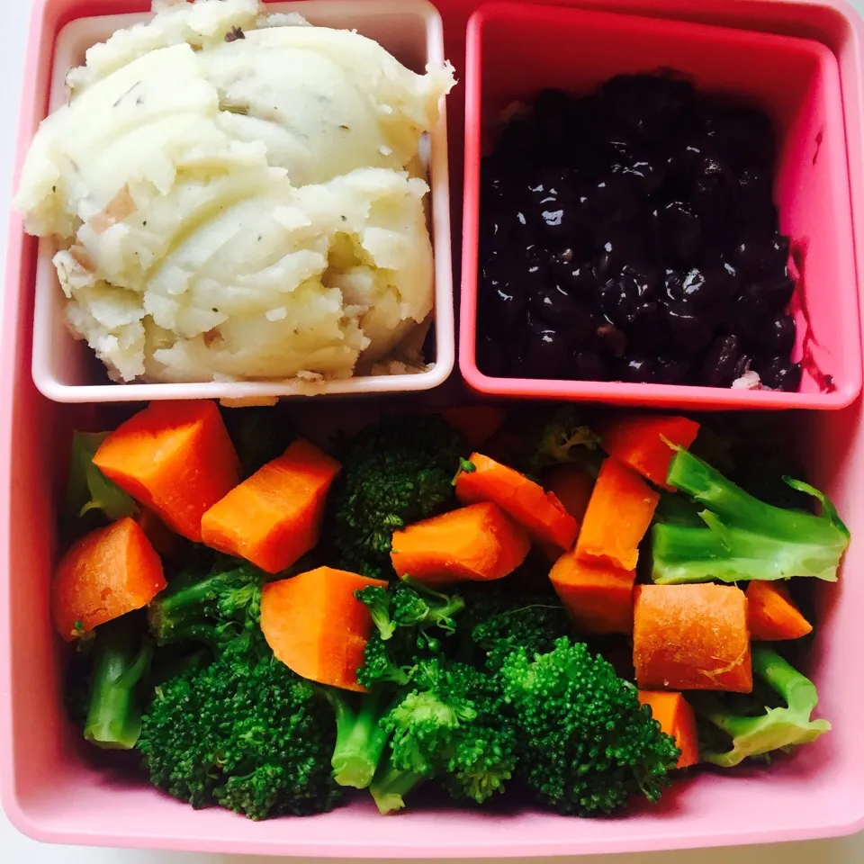 Vegan Rosemary & garlic mashed potatoes with black beans and streamed veggies|victoria valerioさん