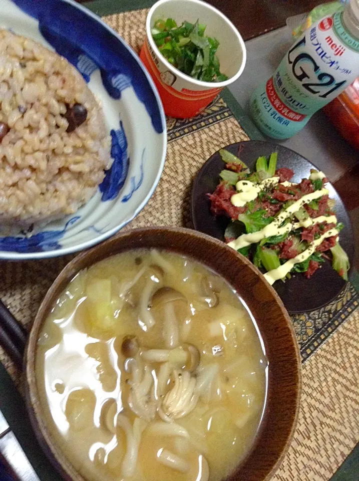 Snapdishの料理写真:コンビーフとセロリの炒め物＆納豆＆キャベツとしめじの味噌汁|まぐろさん