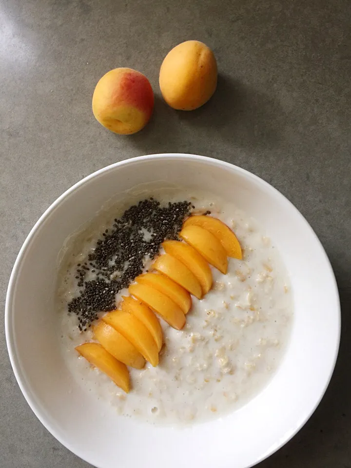 Oatmeal porridge with apricot and chia seeds|12Dragonさん