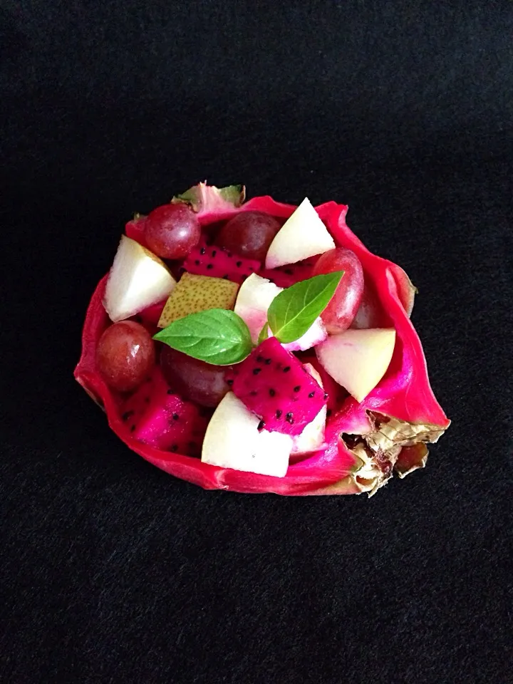 Snapdishの料理写真:Red dragonfruit 'boat' - with blush pears and red grapes|coxiella24さん