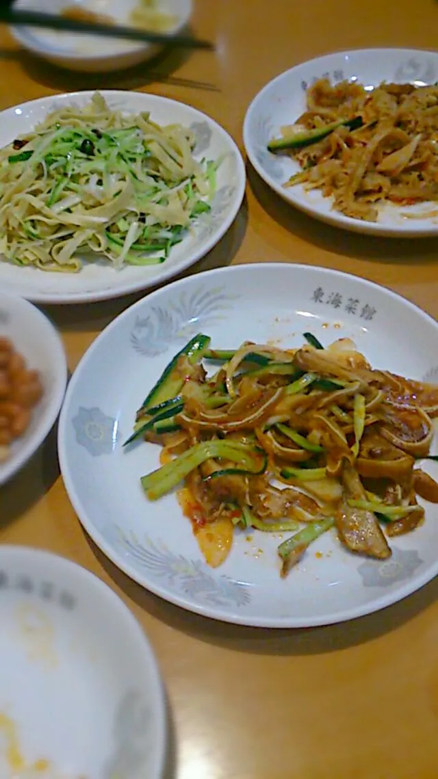 07/15  東海菜館 豚耳  ハチノス  干豆腐  揚ピー
同僚のタコのO田と。|津田 健次 Kenji Tsudaさん