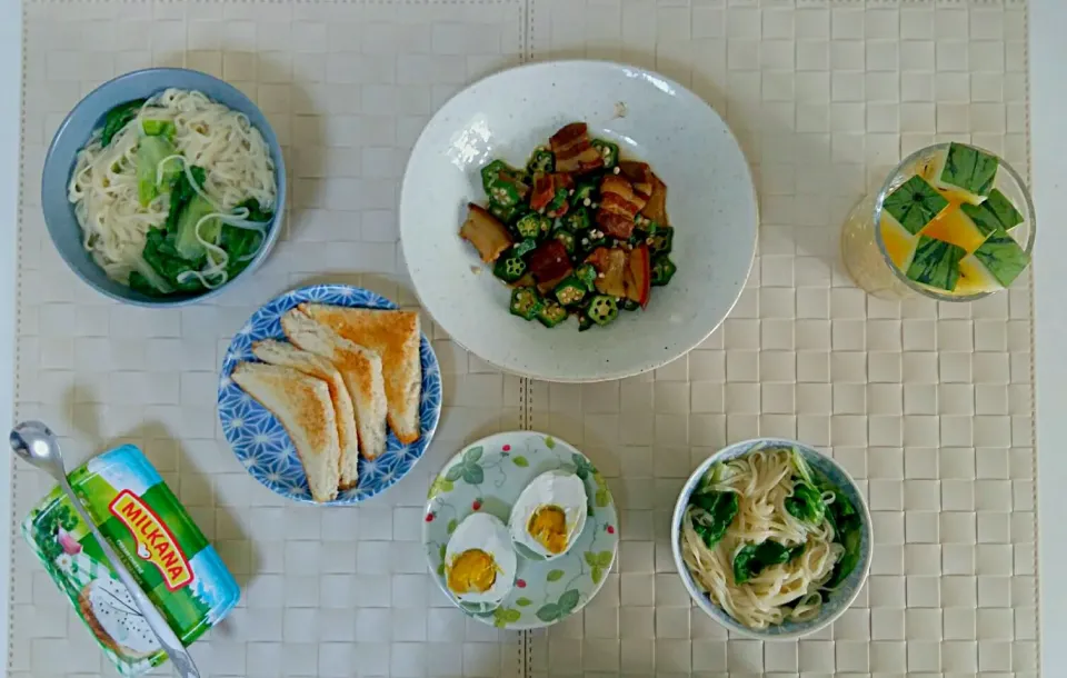 Breakfast for an adult and a kid: noodle with lattuce, salt eggs, stewed pork with gumbo, toast and cream cheese, mini watermelon.|Liciaさん