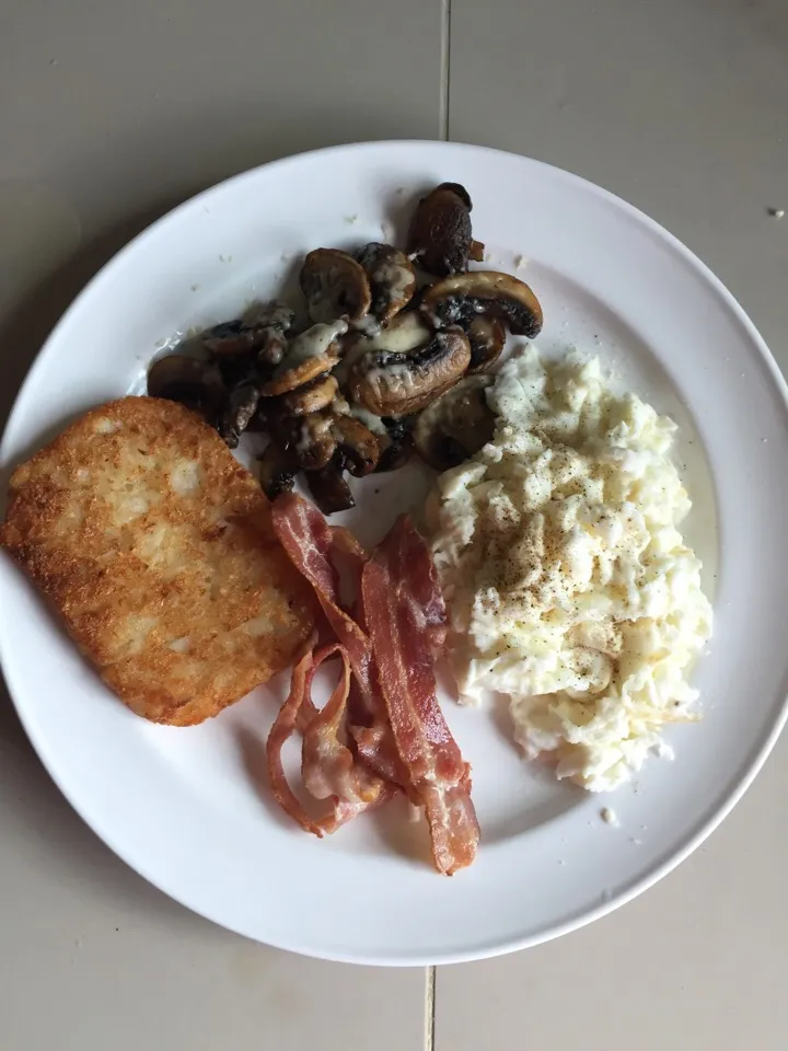 Scrambled egg white, bacons, button mushrooms with cheese and hash brown breakkie|Darren Loさん