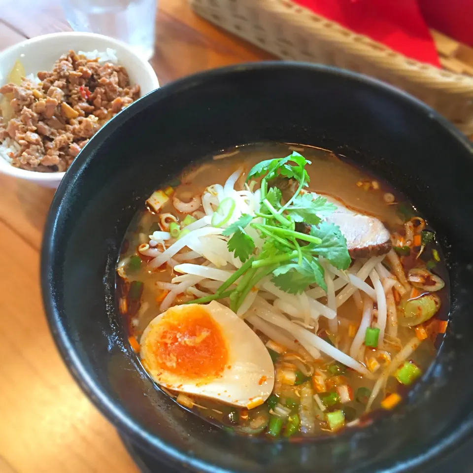 トムヤンラーメンとガパオライスのランチセット！|shuさん