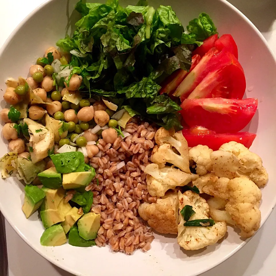 Vegan earth bowl: lettuce, tomato, steamed cauliflower, Farro, avocado, garbanzo beans with onion, peas, artichoke, onions & dill|victoria valerioさん