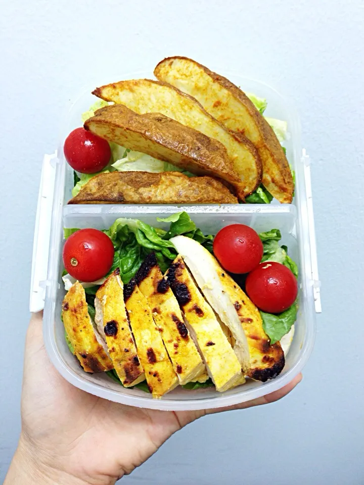 Bento of curry grilled chicken, spicy baked potato wedges, salad|coxiella24さん