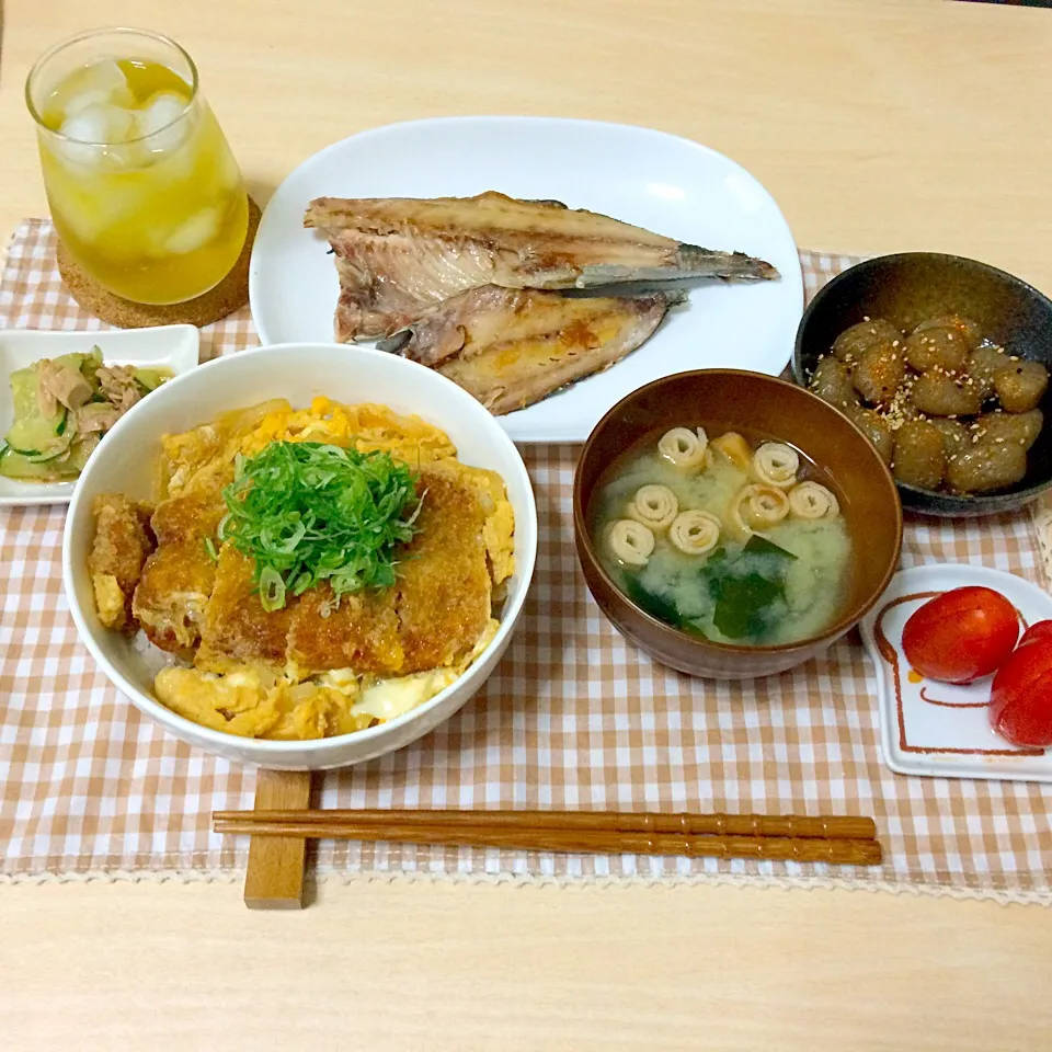 アジの開き、カツ丼、こんにゃくのにっころがし、きゅうりとツナの酢の物、味噌汁、プチトマト|りょうさん