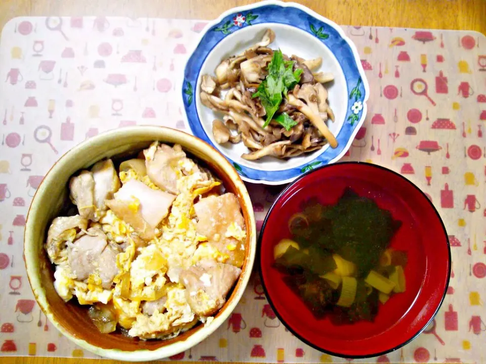 ７月１２日 親子丼 舞茸のバターポン酢炒め ネギとわかめのお吸い物|いもこ。さん