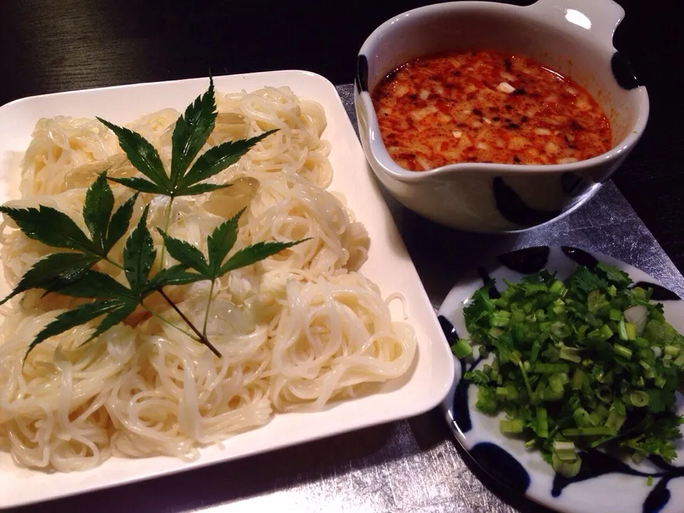 シャリシャリたまねぎのゴマだれ素麺〜パクチーと共に〜|ぞうさんのお台所さん