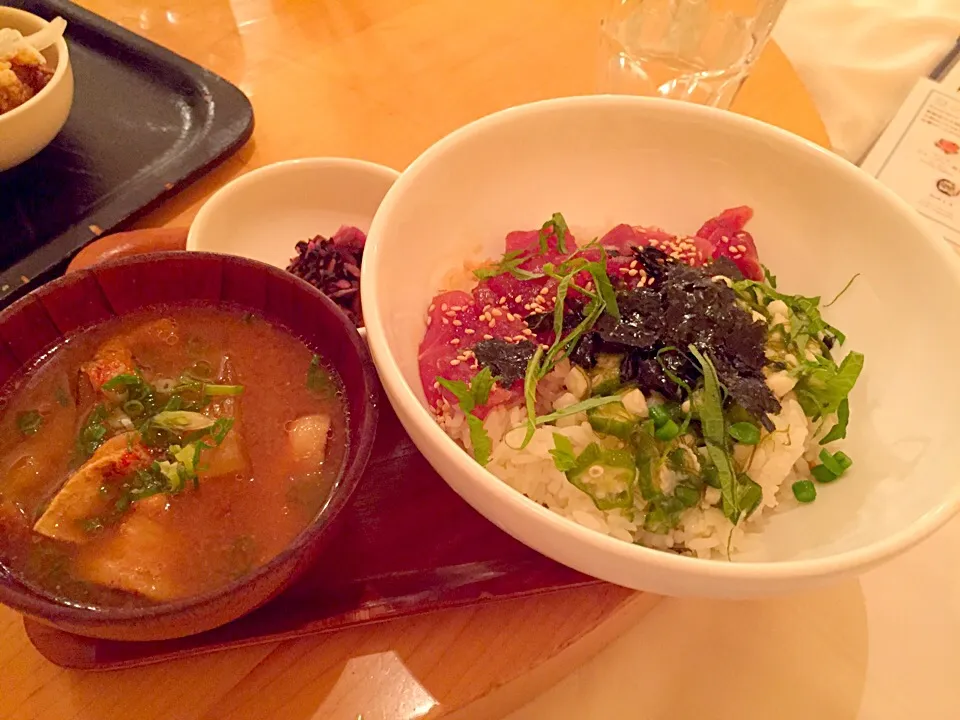 マグロとおくらの丼ぶり|こななちゃんさん