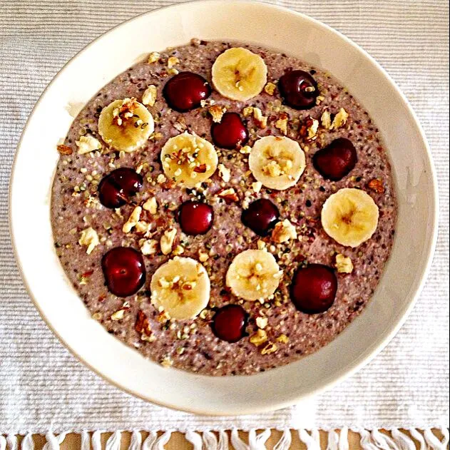 #breakfast #oats #healthybreakfast #fruits #almondmilk #nuts #cherry #energy #fattoincasa #homemade casa #summer|CHUENCHAIさん