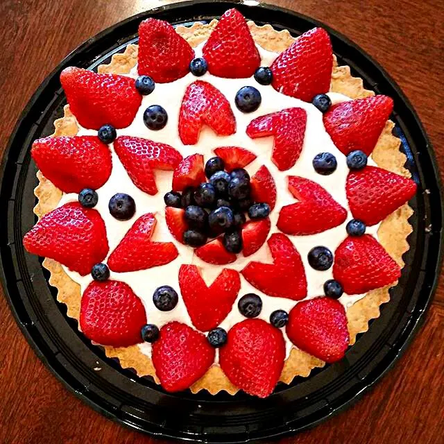 Berry cream pie #berry #cream #pie #berrycreampie #berrypie #creampie #strawberry #berries #blueberry #creamcheese #creamcheeseicing #whippedcream #icing #tart |CHUENCHAIさん