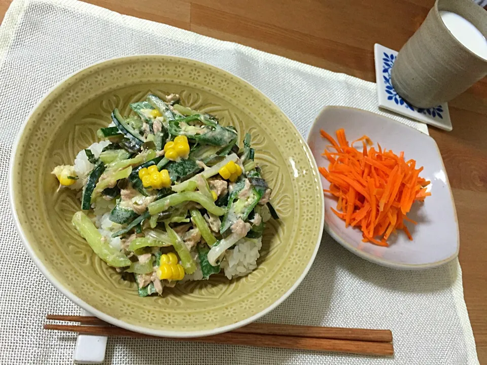 Snapdishの料理写真:あきらじいちゃん直伝の酢飯に夏野菜とツナのっけ！|しょうこさん