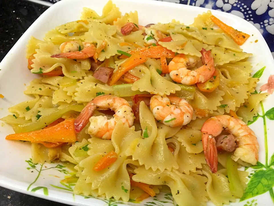 Farfalle  Aglio e Olio with Shrimp in 15min|Colleen Teoさん